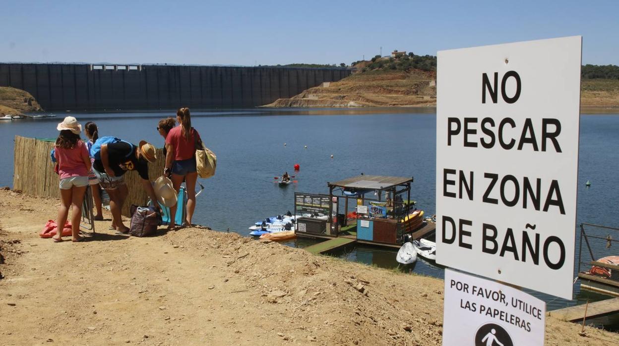 Los primeros chapuzones en las playas de interior de Córdoba