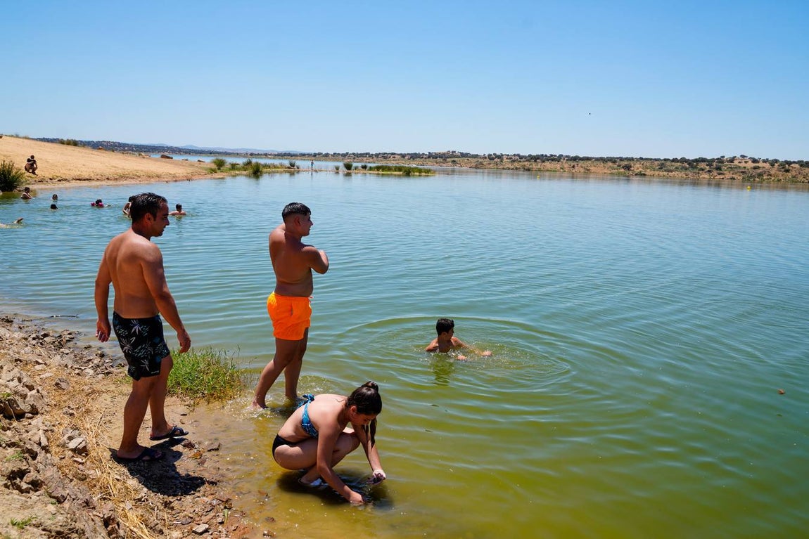 Los primeros chapuzones en las playas de interior de Córdoba