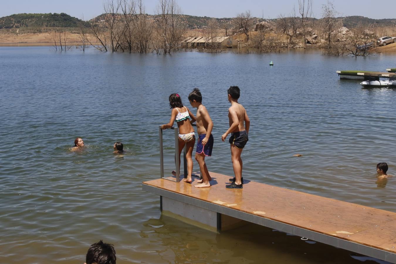 Los primeros chapuzones en las playas de interior de Córdoba