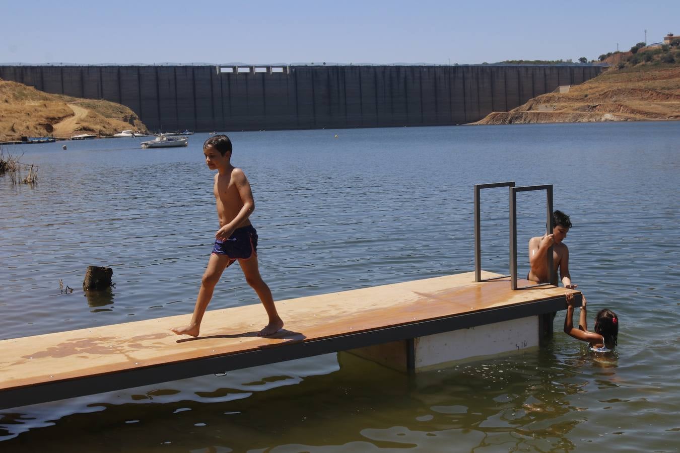 Los primeros chapuzones en las playas de interior de Córdoba