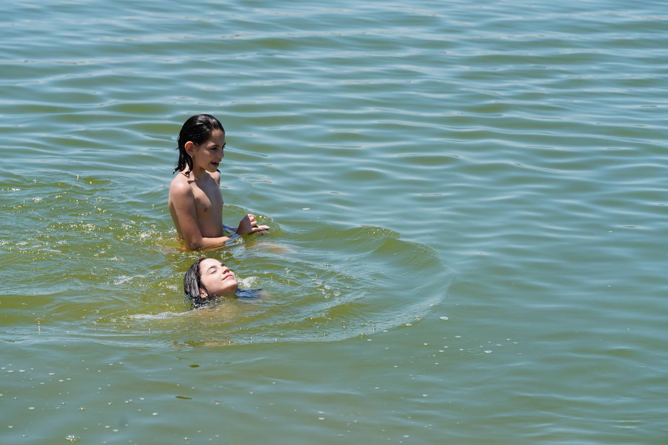 Los primeros chapuzones en las playas de interior de Córdoba