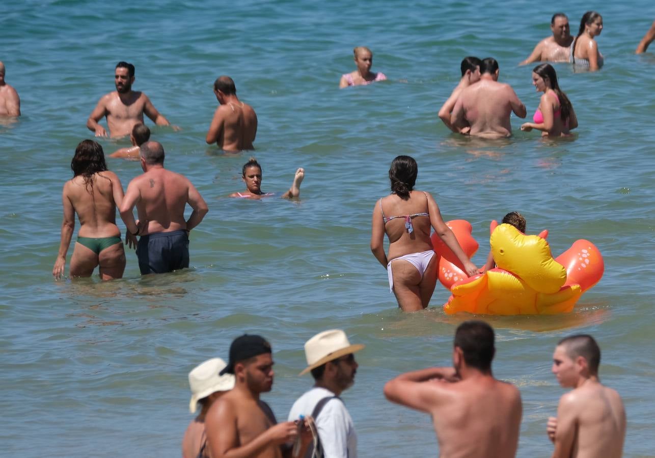 Aforo máximo en la playa de las Tres Piedras de Chipiona