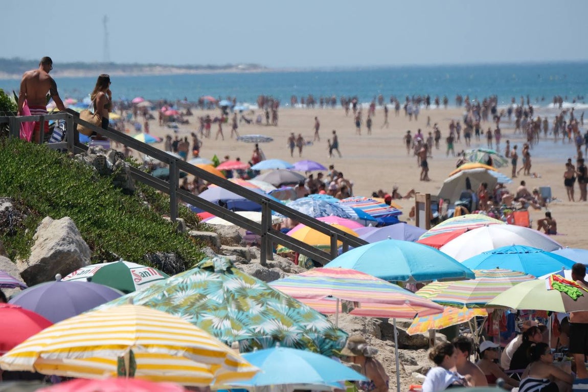 Aforo máximo en la playa de las Tres Piedras de Chipiona