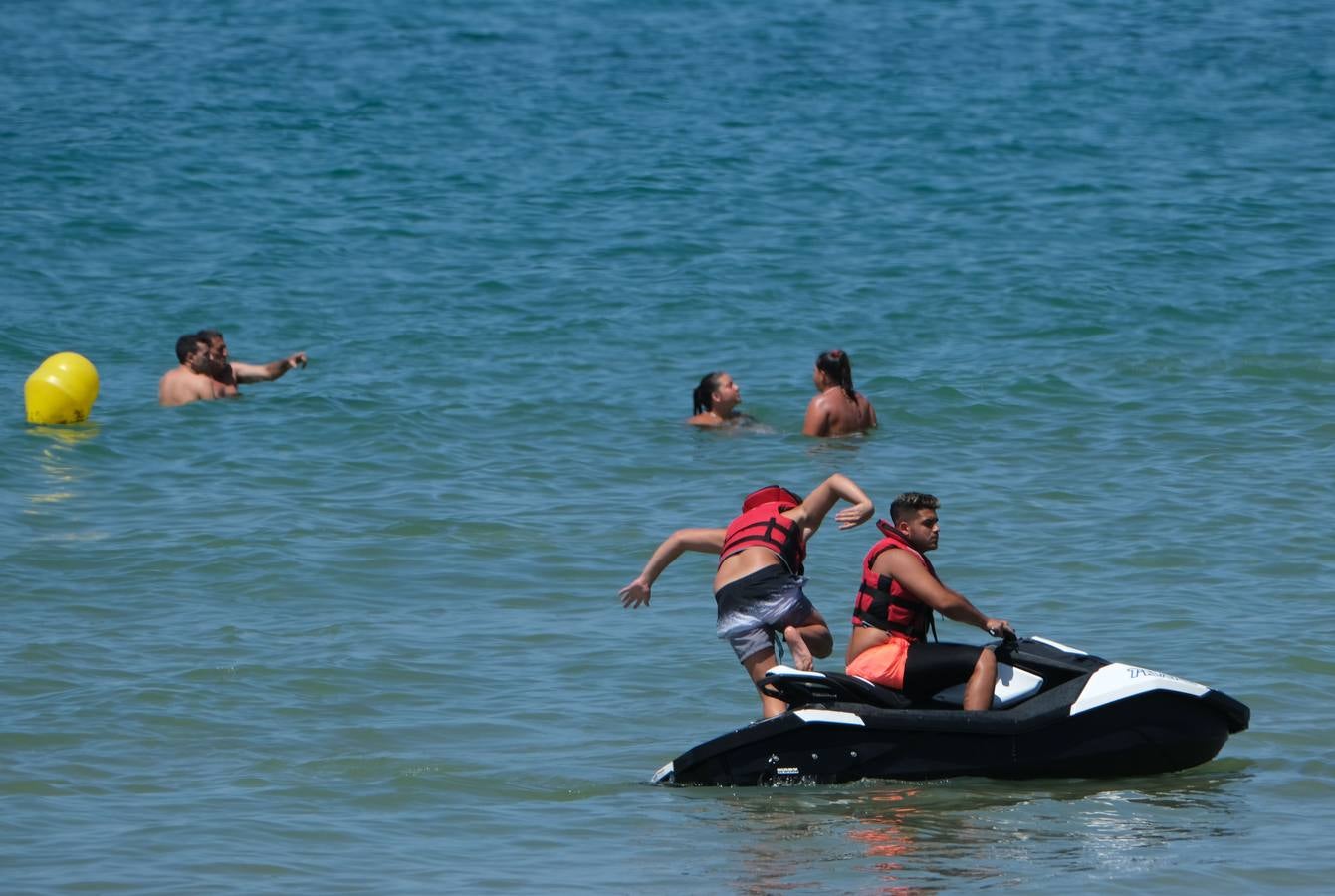 Aforo máximo en la playa de las Tres Piedras de Chipiona