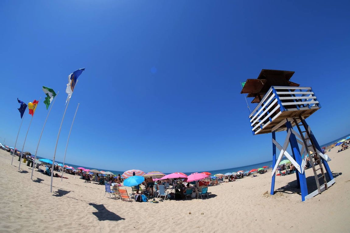 Aforo máximo en la playa de las Tres Piedras de Chipiona