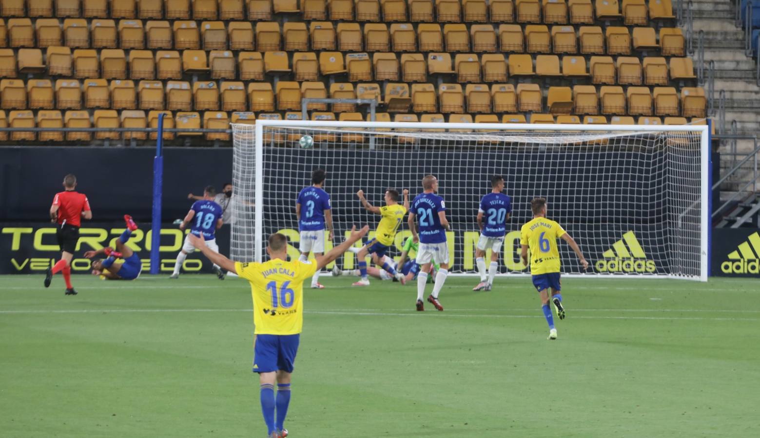 Partido Cádiz-Oviedo (2-0)