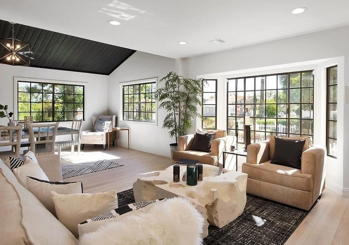 Una residecia más para su amplia colección. En los últimos años, este vecindario ha experimentado un verdadero auge, tanto es así que las casas han duplicado o triplicado sus precios en tiempo récord. La residencia en cuestión posee un precio de 1,5 millones de dólares, un precio bastante razonable teniendo en cuenta los desembolsos económicos a los que están acostumbradas ambas estrellas.