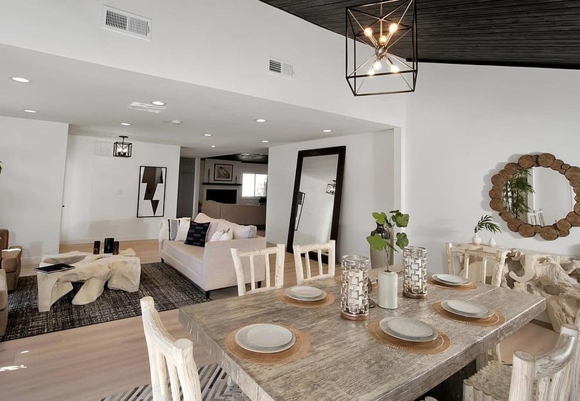 Una construcción de mediados de siglo. Construida en 1948 y renovada recientemente, se distribuye en una planta de 210 metros cuadrados donde priman los espacios abiertos y muy luminosos con amplios ventanales y techos altos.