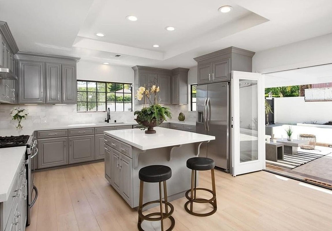 Decoración cuidada. La cocina es bastante amplia y comunica tanto con el salón como un pequeño patio interno. Este incluye además una sala de 200 metros cuadrados que hace las veces de oficina y gimnasio y que les proporciona la privacidad que desean.