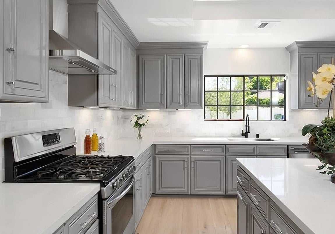 Materiales de calidad. Los muebles de madera se funden con electrodomésticos de acero inoxidable de última generación y tampoco falta una gran isla central.