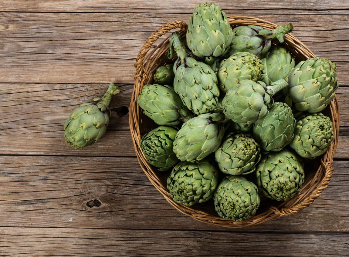 Alcachofas. «La <a href="https://www.abc.es/bienestar/alimentacion/abci-alcachofa-202005120824_noticia.html" target="_blank">alcachofa </a>es una verdura que tiene 5,4 gramos de fibra por cada 100 gramos de este alimento y es muy rica en inulina, fibra soluble», dice Beatriz Cerdán.