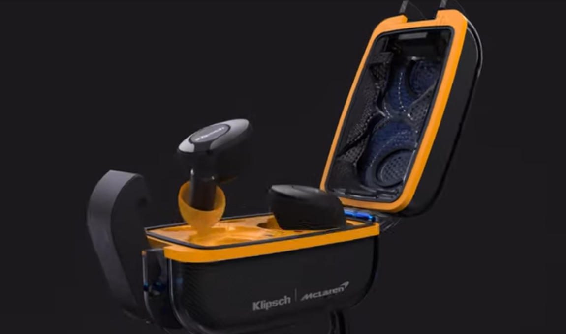 Auriculares Klipsch edición McLaren. Este mes de julio salen a la venta los nuevos auriculares inalámbricos Klipsch edición McLaren, un modelo pensado para aquellos que no abandonan sus rutinas deportivas ni en verano. Diseño, funcionalidad e innovación son las tres palabras que mejor definen a este producto. Están pensados para ofrecer el máximo rendimiento tanto en seco, como en mojado y ofrecen hasta 32 horas de autonomía. Precio: 279 euros.