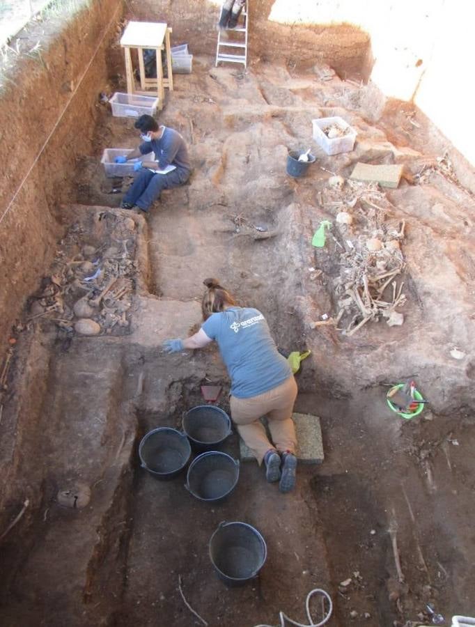 Las excavaciones en la fosa de Pico Reja, en imágenes