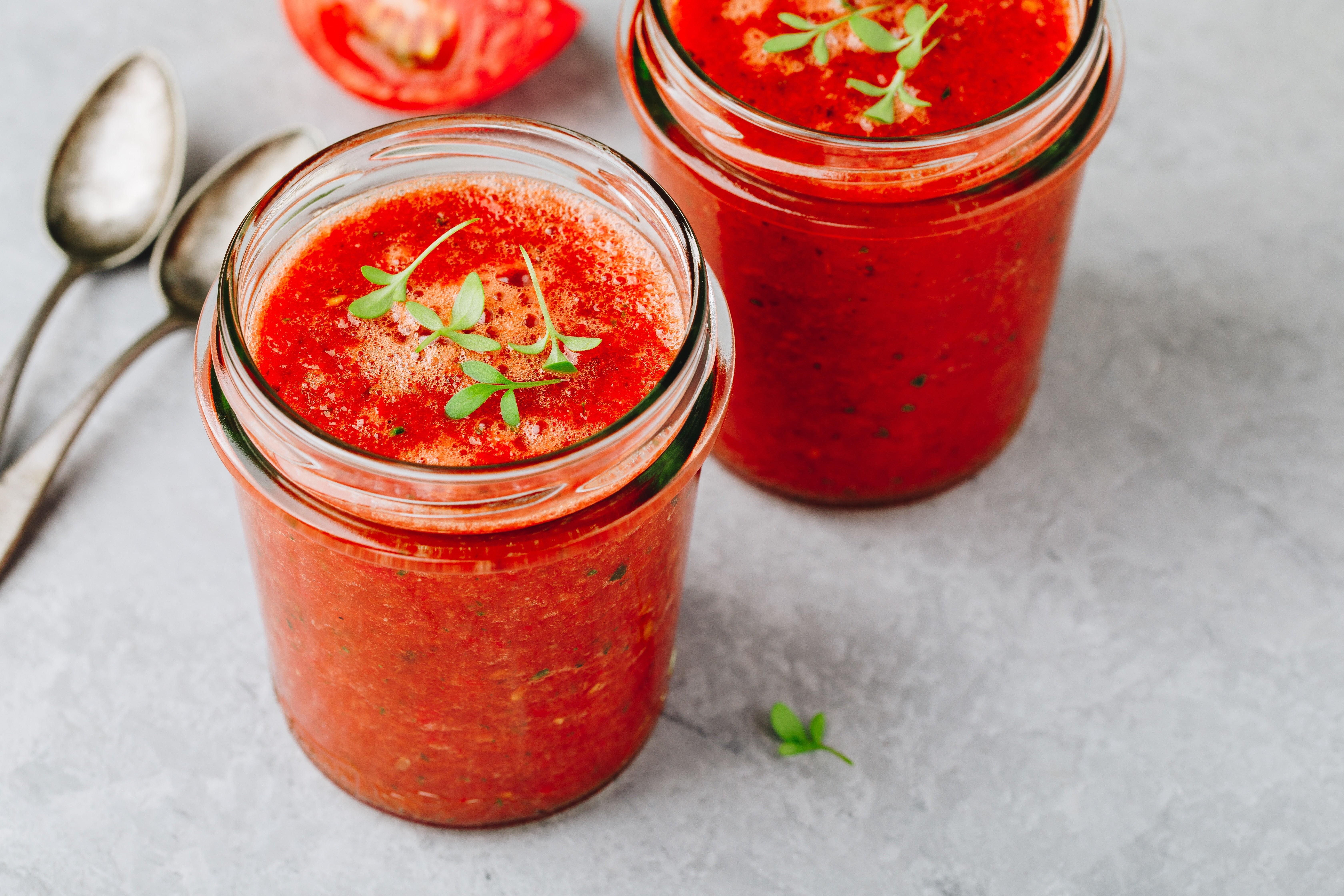 Gazpacho. Al igual que los caldos, el <a href="https://www.abc.es/bienestar/alimentacion/recetas-saludables/abci-diez-recetas-gazpachos-algo-mas-tomate-cereza-sandia-remolacha-o-pepino-202005310113_noticia.html" target="_blank">gazpacho </a>es principalmente agua. Cuando vayas a hacerlo, una buena opción es hacer una cantidad grande para guardar el resto en tarritos. Saca los tarros de los que vayas a hacer uso.