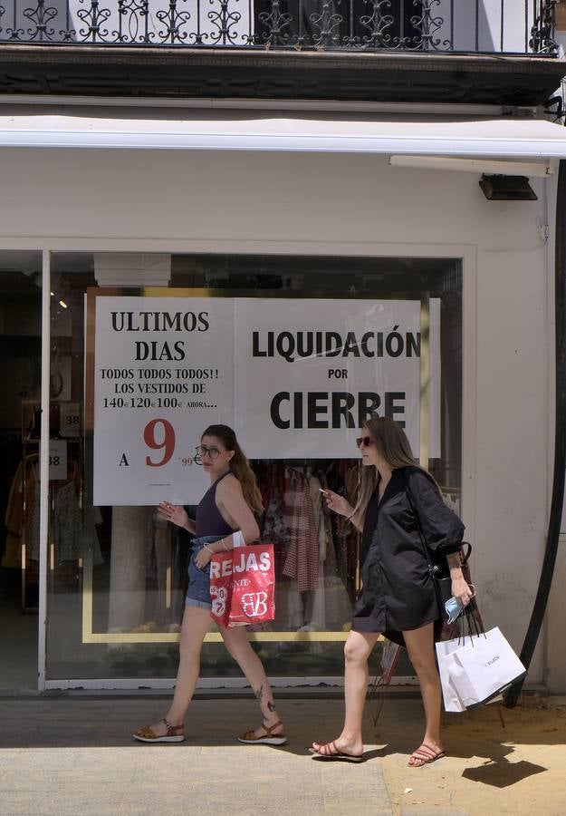 Numerosos negocios del centro de Sevilla echan el cierre