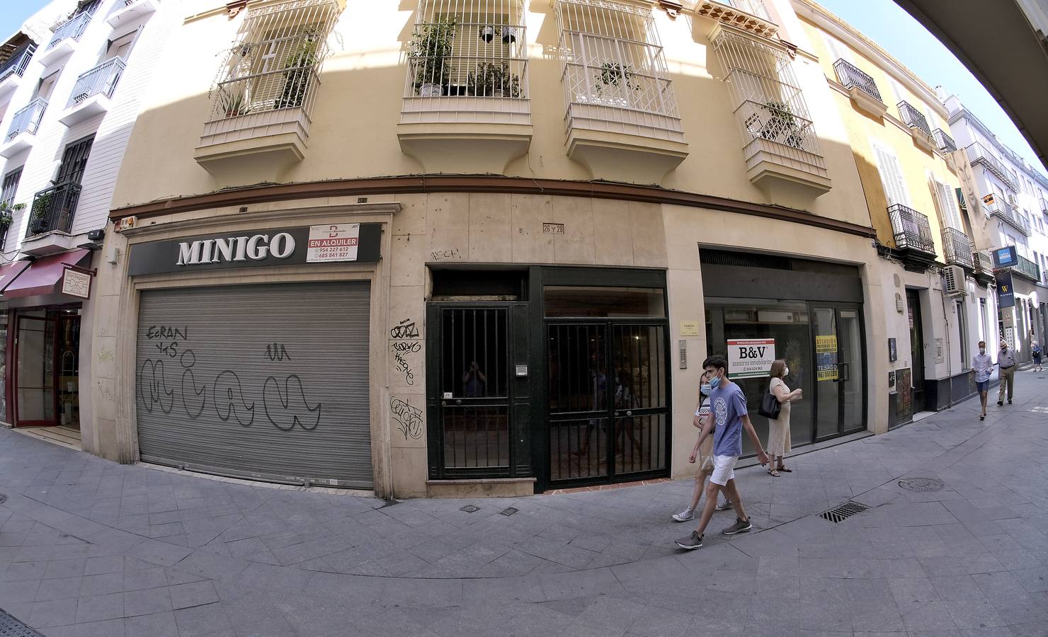 Numerosos negocios del centro de Sevilla echan el cierre