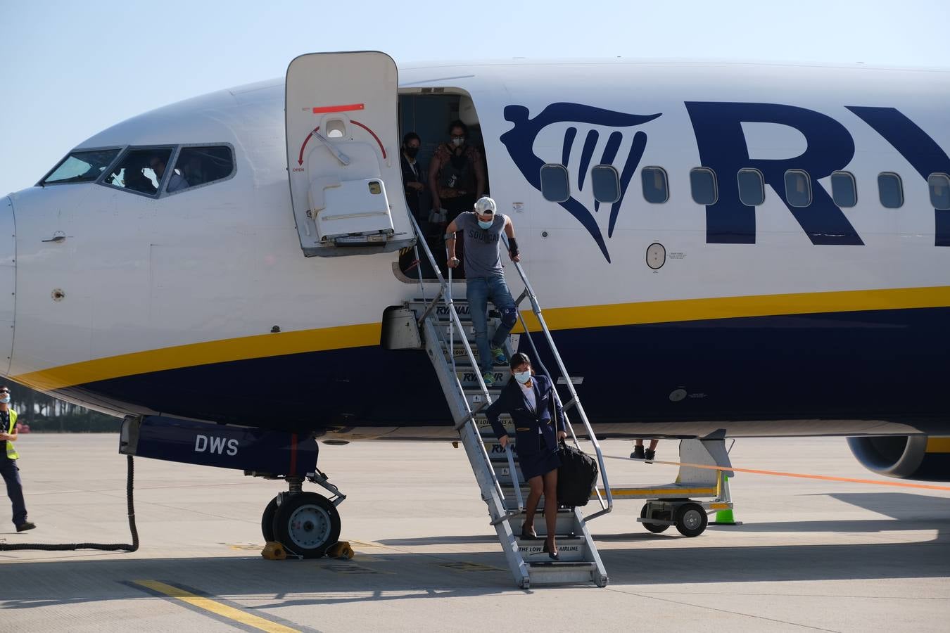 FOTOS: El aeropuerto de Jerez recupera su actividad y extrema la vigilancia contra el Covid-19