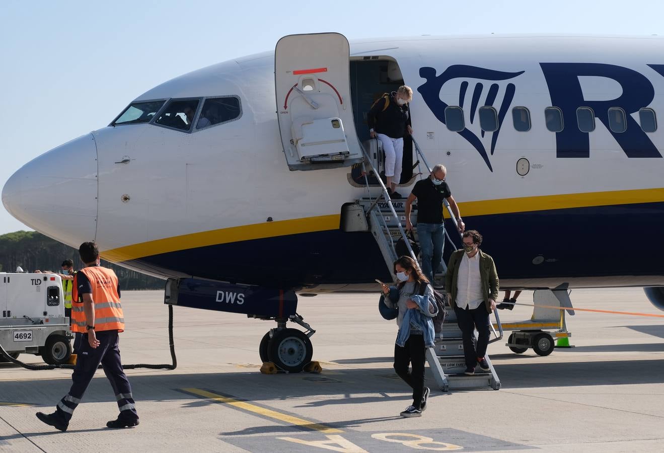 FOTOS: El aeropuerto de Jerez recupera su actividad y extrema la vigilancia contra el Covid-19