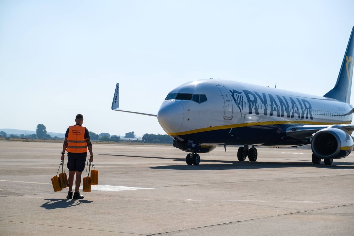 FOTOS: El aeropuerto de Jerez recupera su actividad y extrema la vigilancia contra el Covid-19