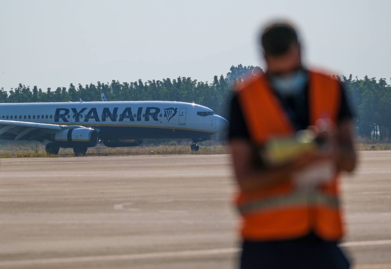 FOTOS: El aeropuerto de Jerez recupera su actividad y extrema la vigilancia contra el Covid-19