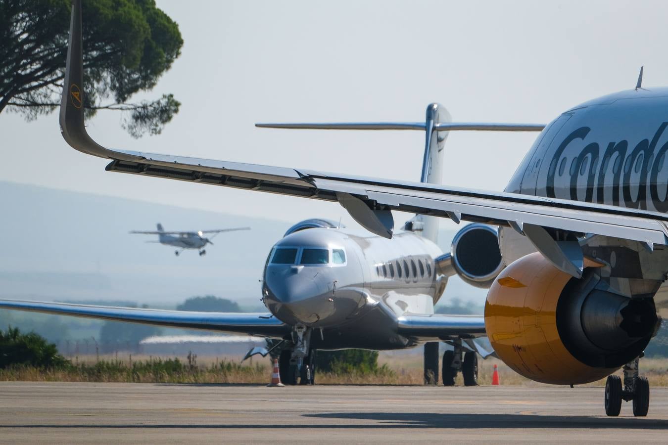 FOTOS: El aeropuerto de Jerez recupera su actividad y extrema la vigilancia contra el Covid-19