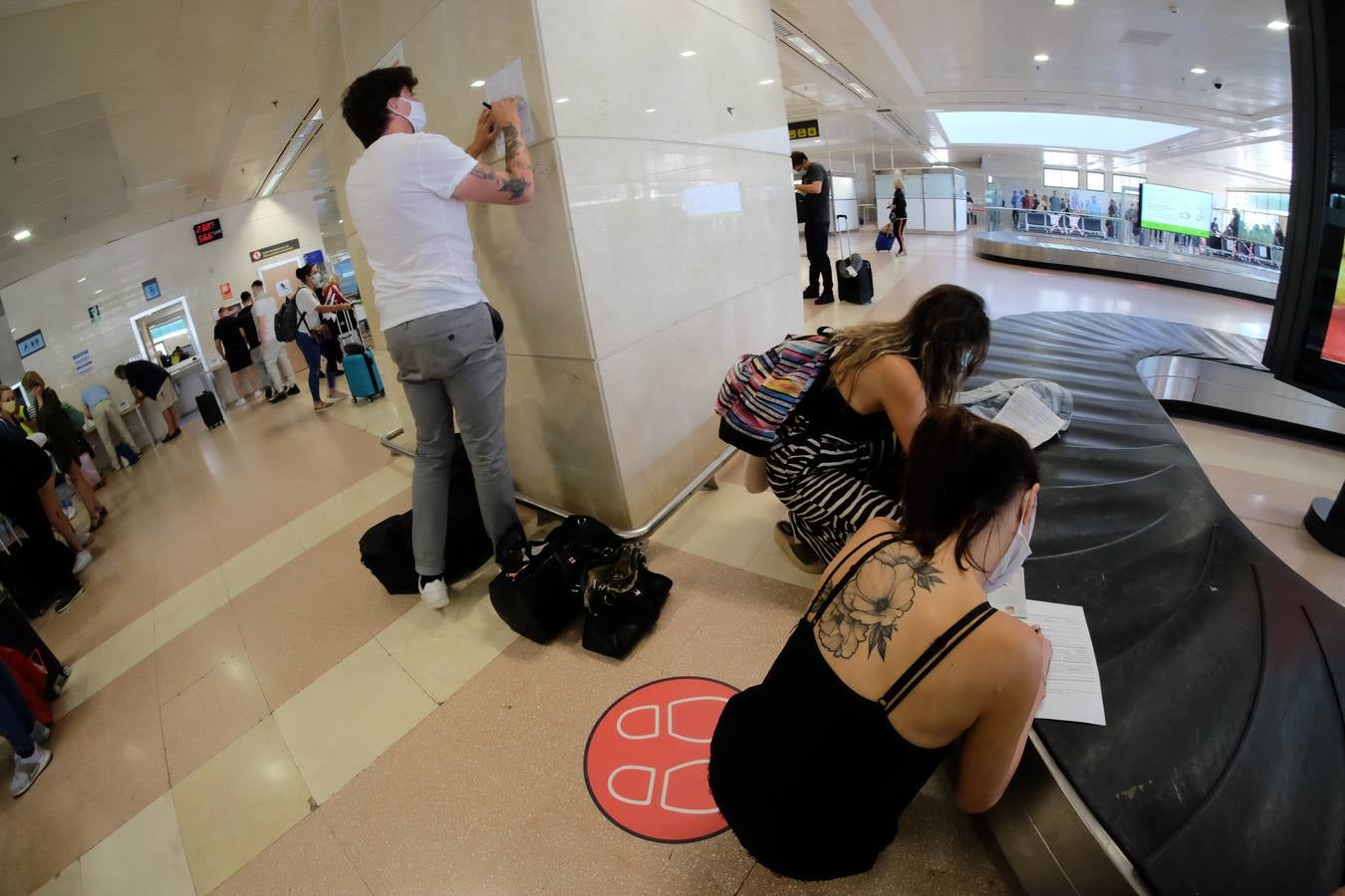 FOTOS: El aeropuerto de Jerez recupera su actividad y extrema la vigilancia contra el Covid-19