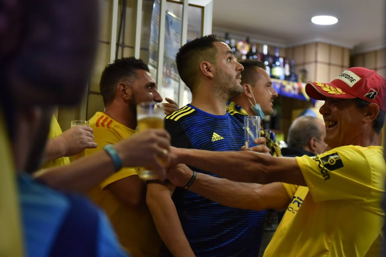 FOTOS: Los cadistas viven con nervios e ilusión el Cádiz CF-Fuenlabrada