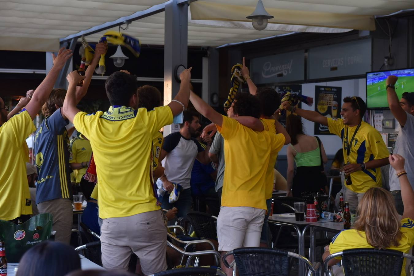 FOTOS: Los cadistas viven con nervios e ilusión el Cádiz CF-Fuenlabrada