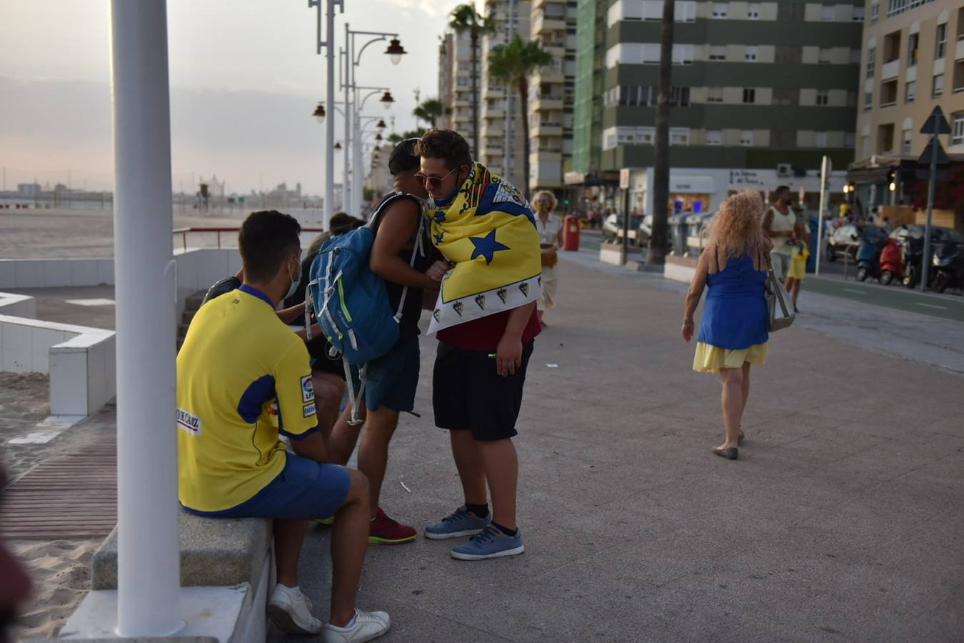 FOTOS: Los cadistas viven con nervios e ilusión el Cádiz CF-Fuenlabrada