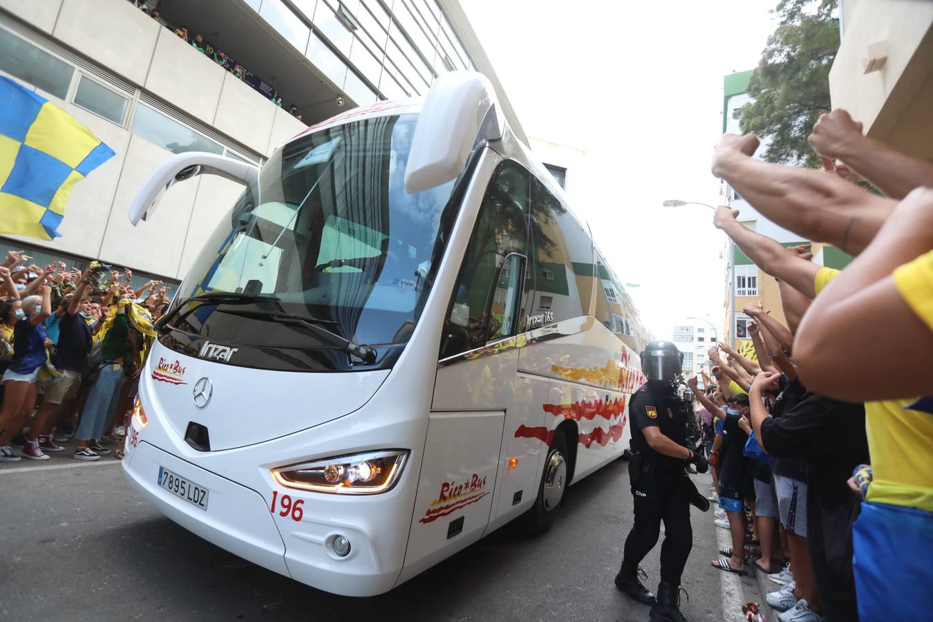 Fotos: Los aficionados del Cádiz CF reciben a su equipo