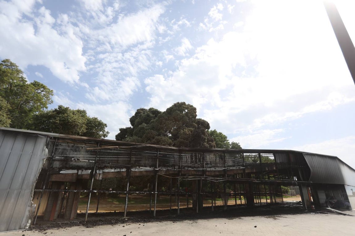 FOTOS: El fuego devora la pérgola de Santa Bárbara en Cádiz