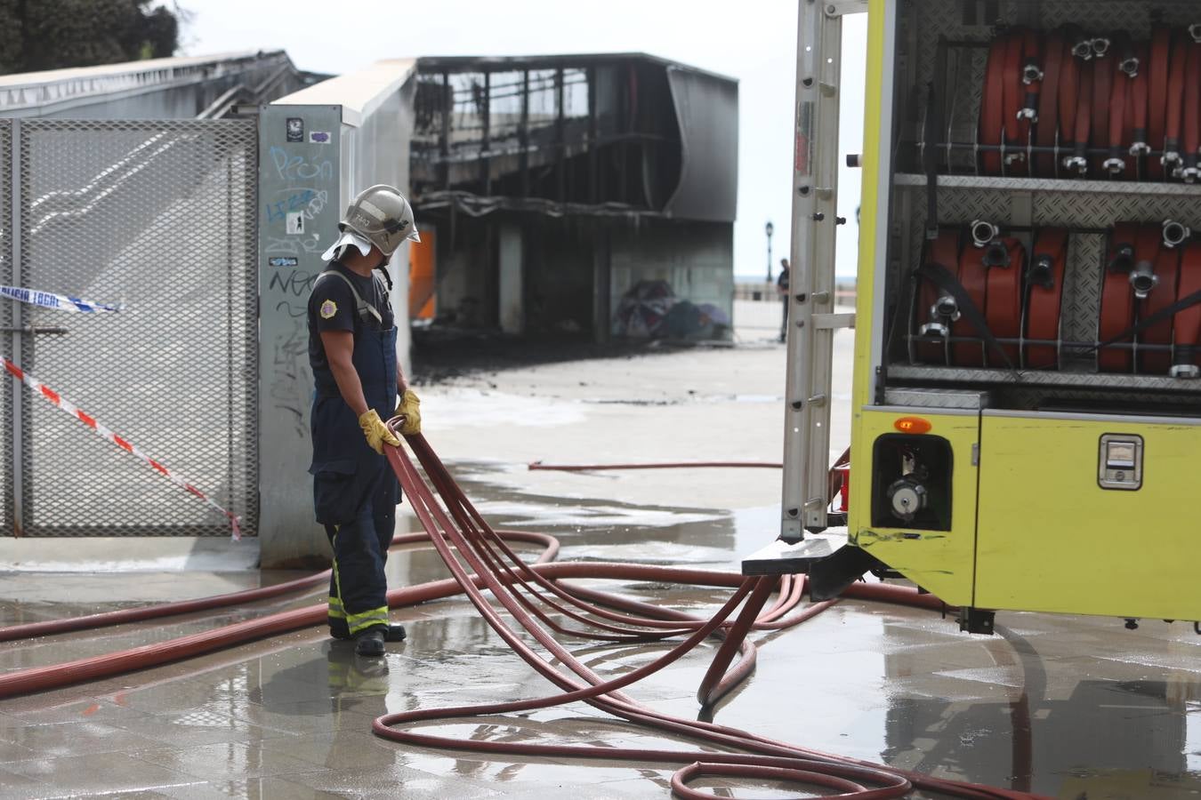 FOTOS: El fuego devora la pérgola de Santa Bárbara en Cádiz