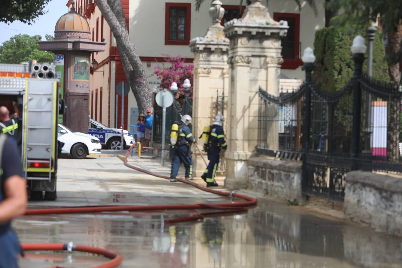 FOTOS: El fuego devora la pérgola de Santa Bárbara en Cádiz