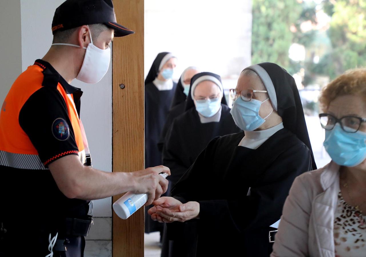 Un grupo de monjas acude a votar en un colegio de Santiago de Compostela.. 