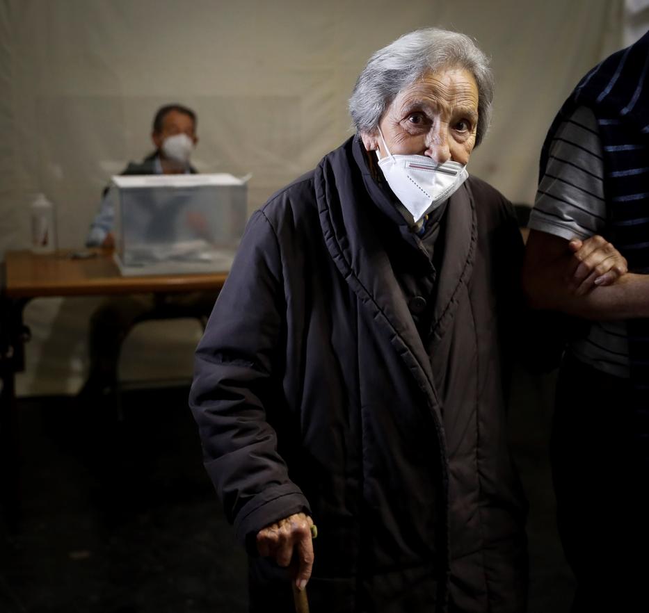 Juana, vecina de Ordicia de 100 años, tras ejercer su derecho al voto este domingo. 