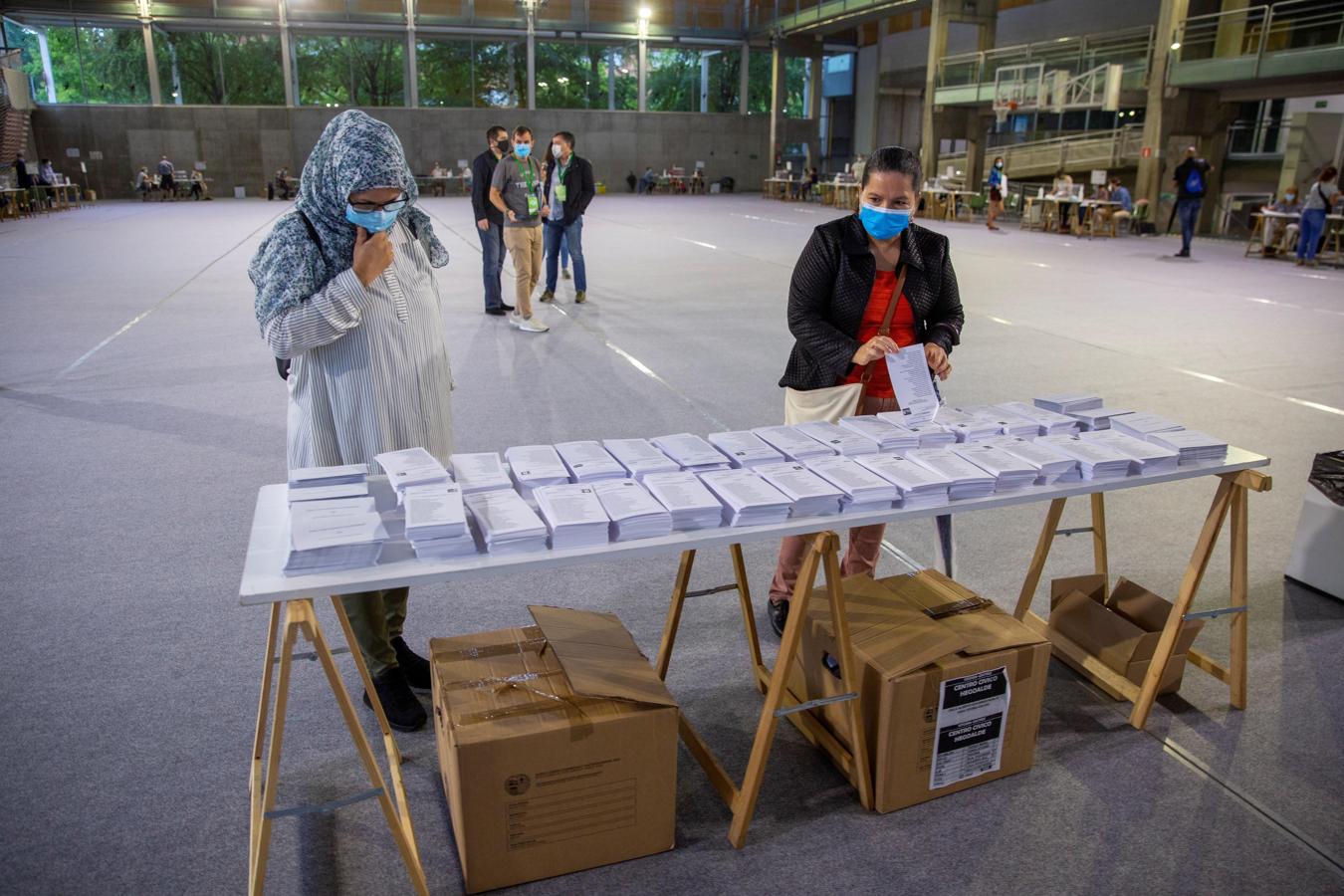 Mascarillas, gel hidroalcohólico... así están votando vascos y gallegos en las elecciones «post Covid»