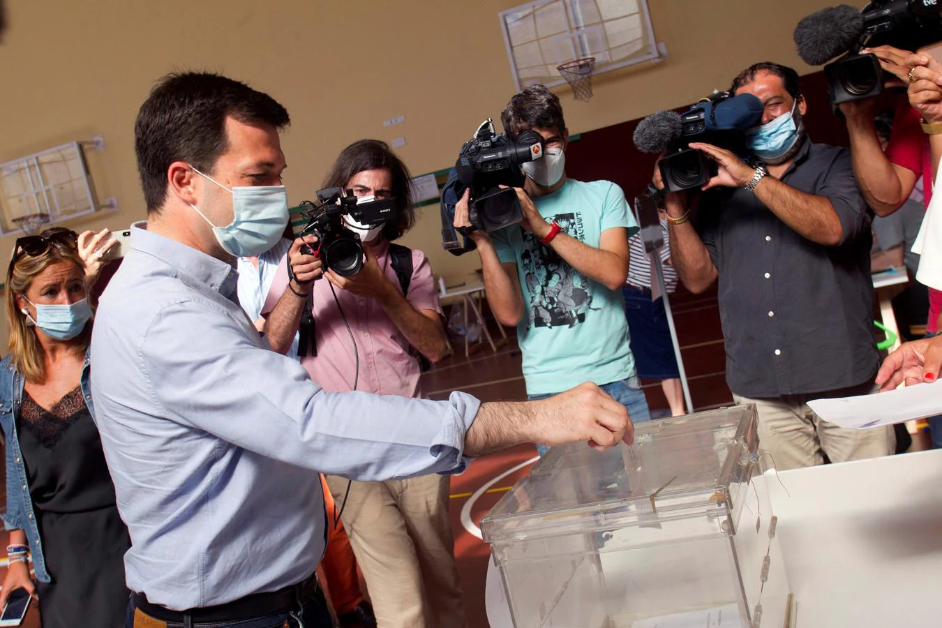 El candidato del PSdeG, Gonzalo Caballero, vota en el colegio de los Salesianos de Vigo. 