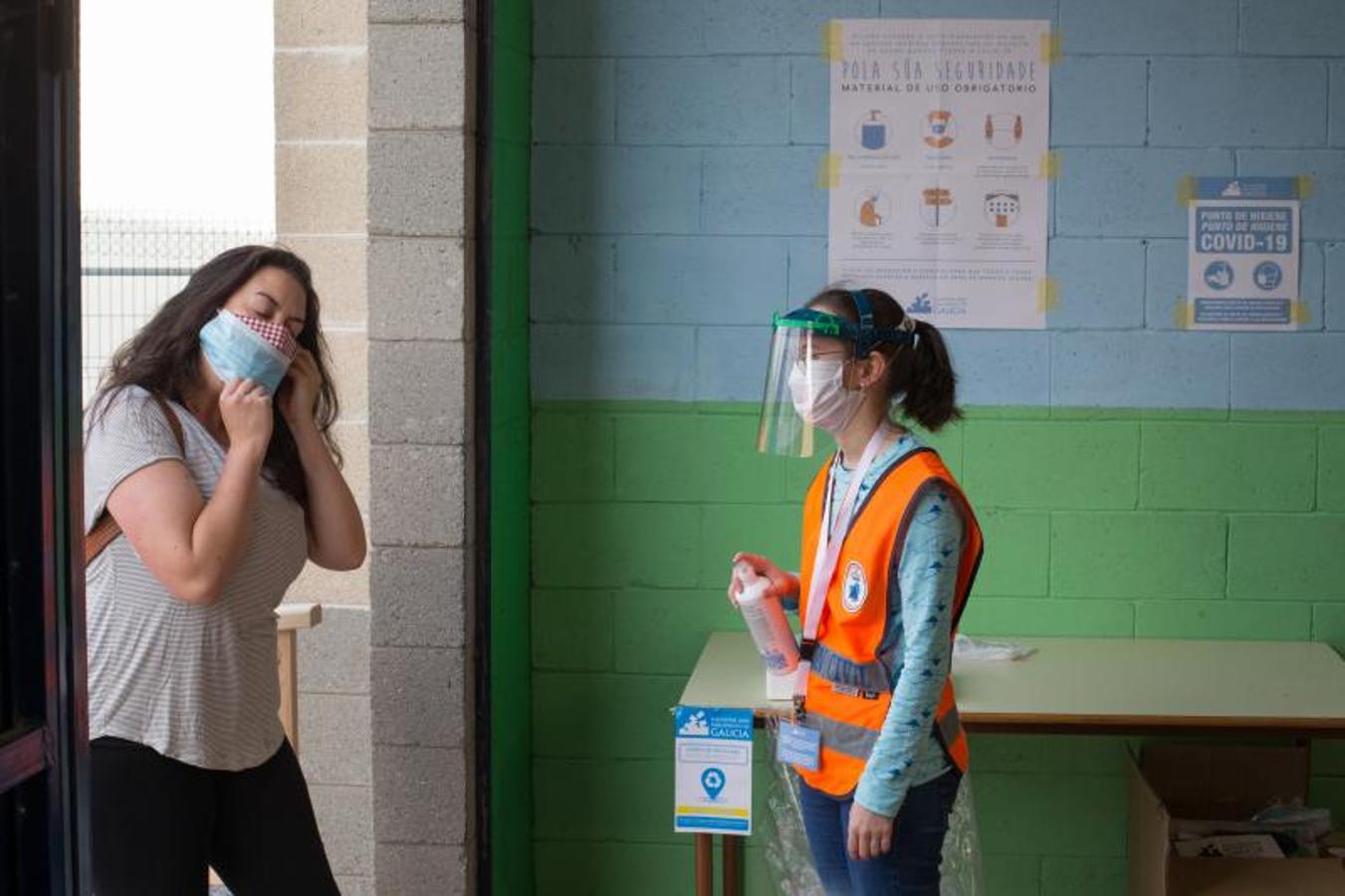 Votación en un colegio electoral de Burela (Lugo) entre grandes medidas de seguridad e higiene. 