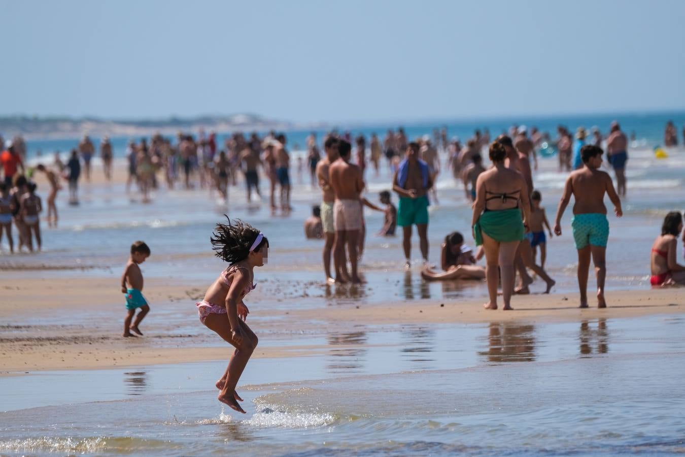 En imágenes, gran afluencia en la playa de Costa Ballena