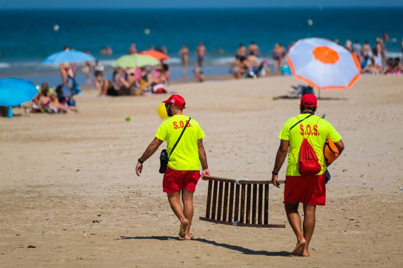 En imágenes, gran afluencia en la playa de Costa Ballena