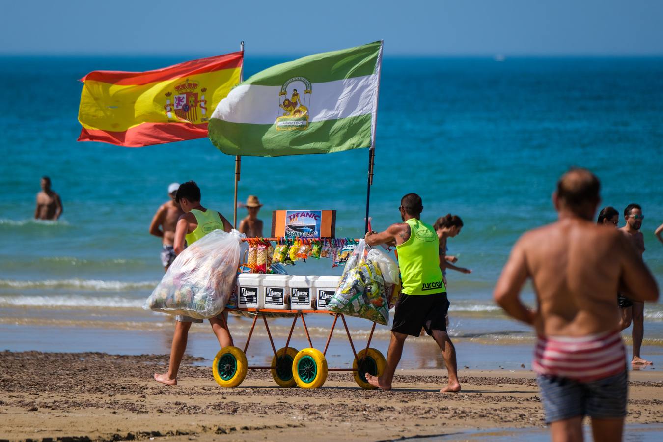 En imágenes, gran afluencia en la playa de Costa Ballena