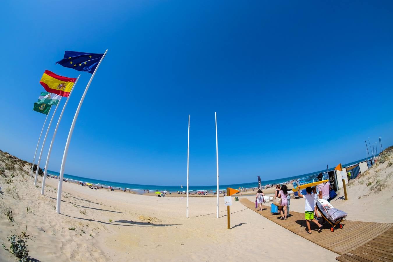 En imágenes, gran afluencia en la playa de Costa Ballena