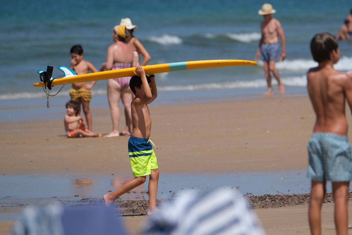 En imágenes, gran afluencia en la playa de Costa Ballena