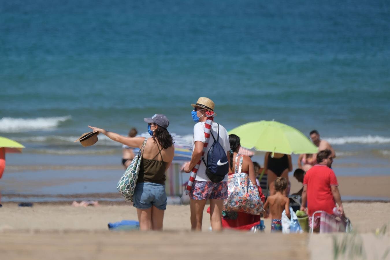 En imágenes, gran afluencia en la playa de Costa Ballena