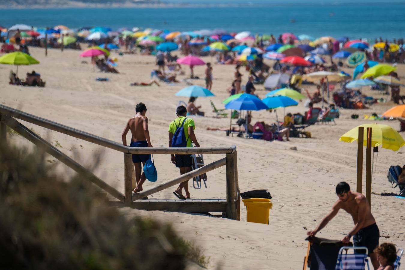 En imágenes, gran afluencia en la playa de Costa Ballena