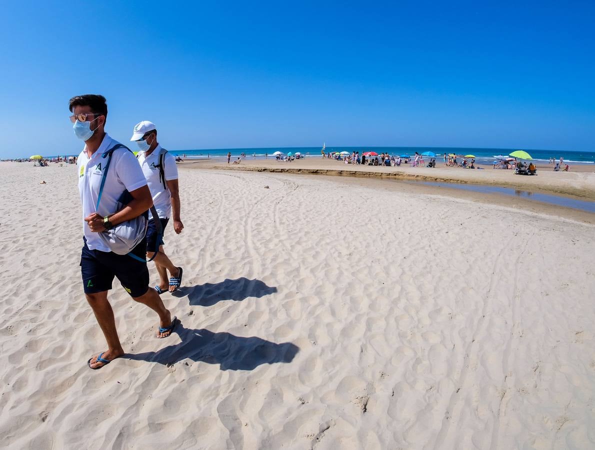 En imágenes, gran afluencia en la playa de Costa Ballena