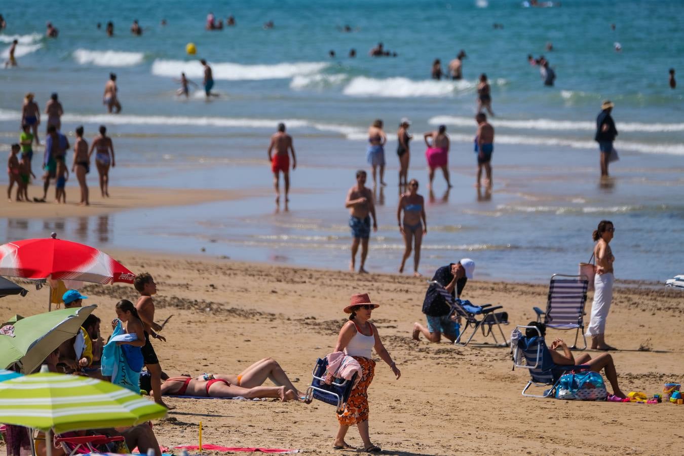 En imágenes, gran afluencia en la playa de Costa Ballena