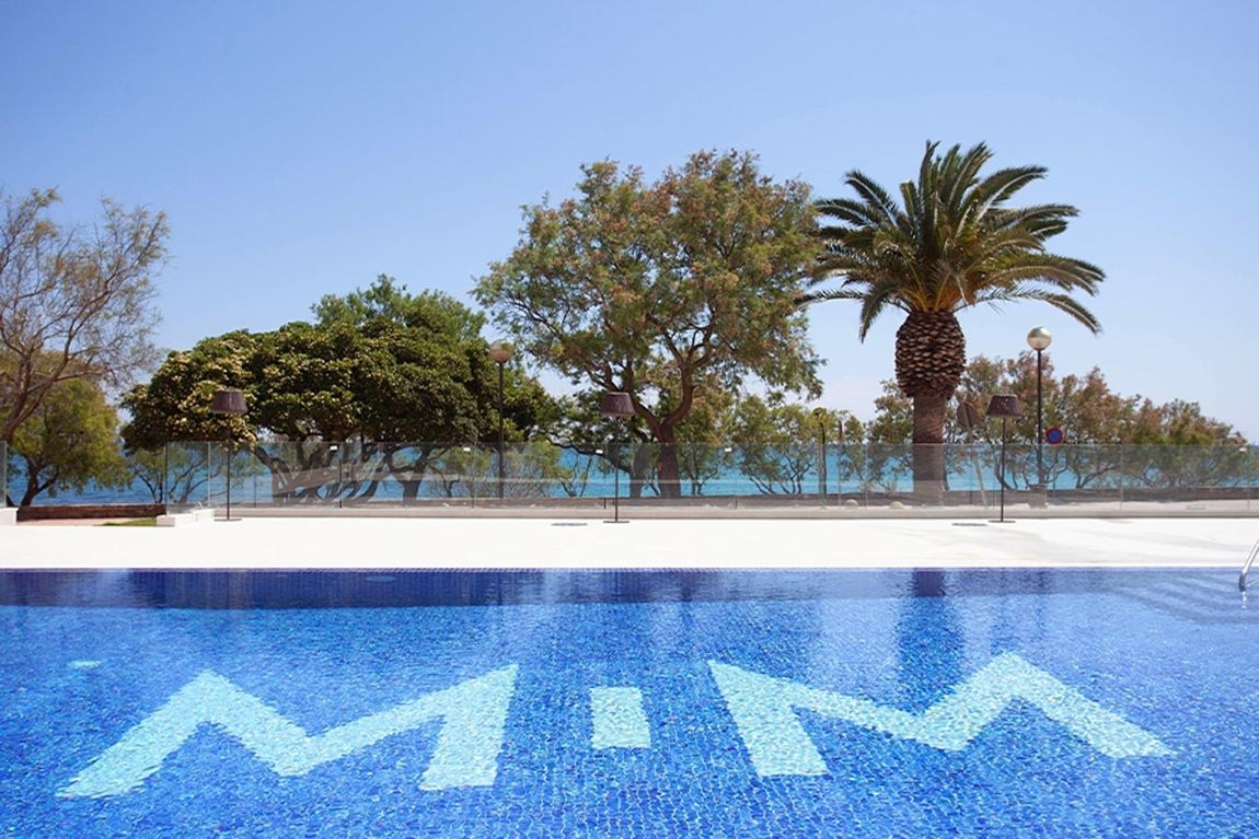 Vistas de lujo. Como no podía ser menos, posee una gran piscina exterior además de otra interior con vistas al mar. Tiene también un Spa y gimnasio completo.