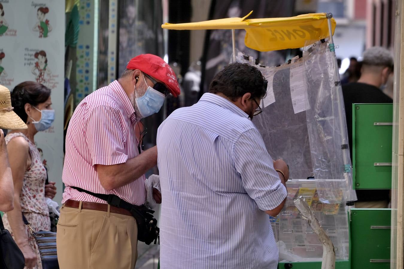 Casi todos los sevillanos llevan mascarilla