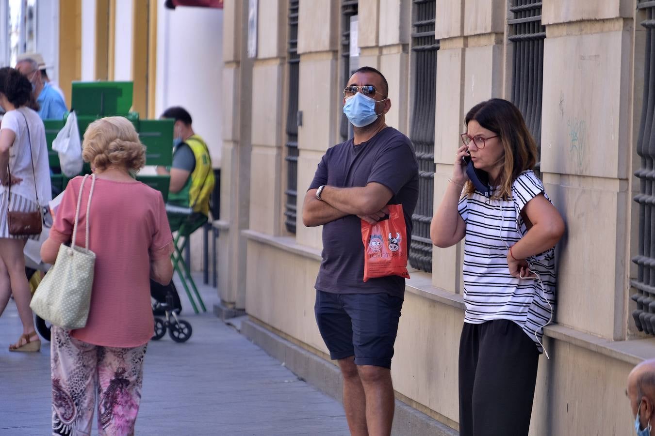 Casi todos los sevillanos llevan mascarilla